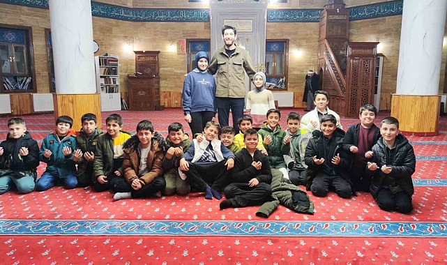 Bitlis'te öğrenciler Ramazan'ın maneviyatını teravih buluşmasında yaşadı