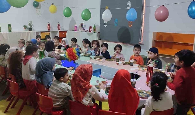 Bitlis'in Tatvan ilçesinde minikler iftar sofrasında buluştu