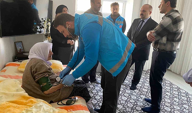 Bitlis'teki asırlık çınara anlamlı ziyaret