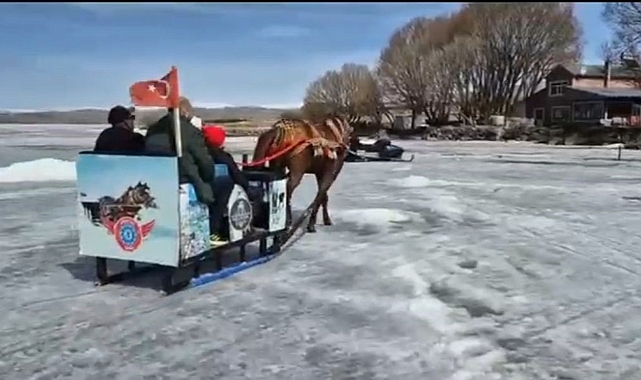Çıldır Gölü'nde atlı kızak seferleri devam ediyor