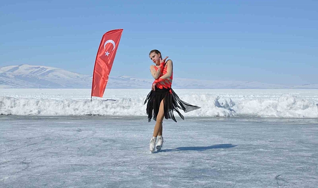 Çıldır Gölü'nde buz üstünde dans