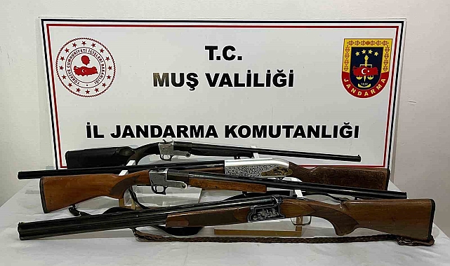 Çok sayıda silah ve kaçak eşya ele geçirildi