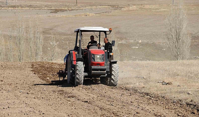 Diyadin'de tarla sürme çalışmaları başladı.