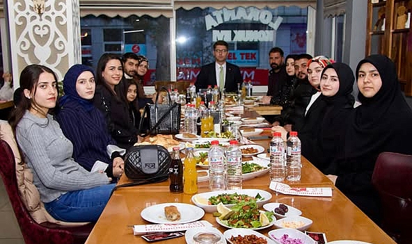 Erciş Kaymakamı Karaloğlu Gülbüş Kreş Öğretmenlerinin İftar Davetine Katıldı