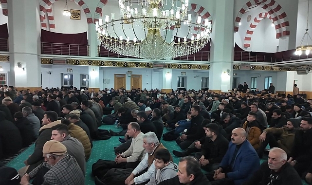 Erciş'te Kadir Gecesi dualarla idrak edildi