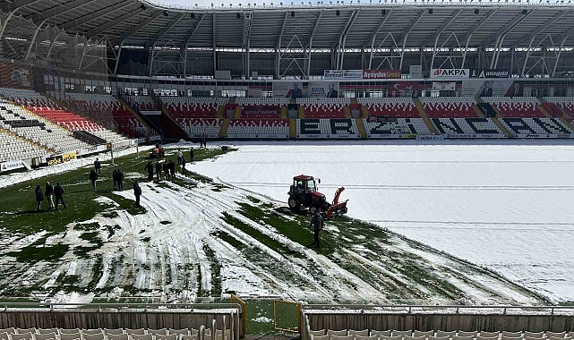 Erzincan 13 Şubat Şehir Stadyumu'ndaki yarım metrelik kar temizlendi