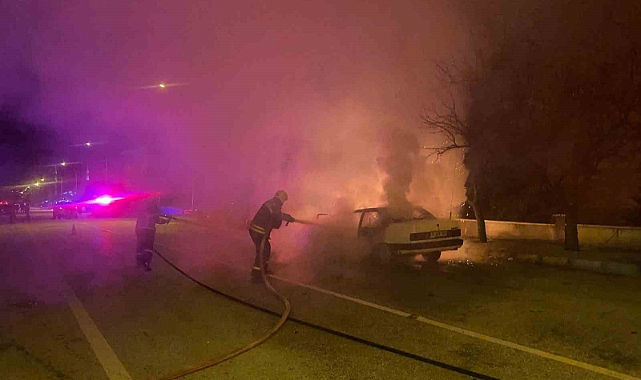 Erzincan'da seyir halindeki araç alev aldı