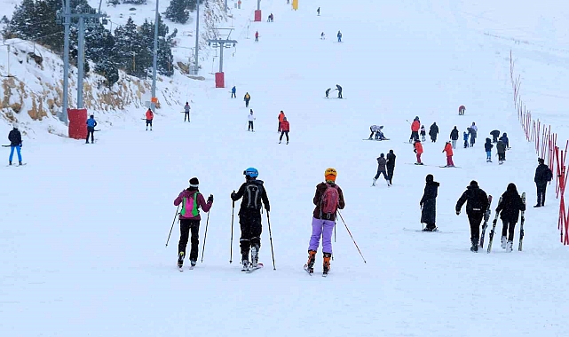 Erzincan Ergan Dağı Kayak Merkezi'nde kayak sezonu sürüyor