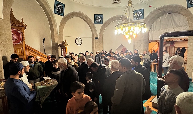 Erzincan Kemaliye'de Sakal-ı Şerif'i görmek için vatandaşlar Dörtyolağzı Camii'ne akın etti