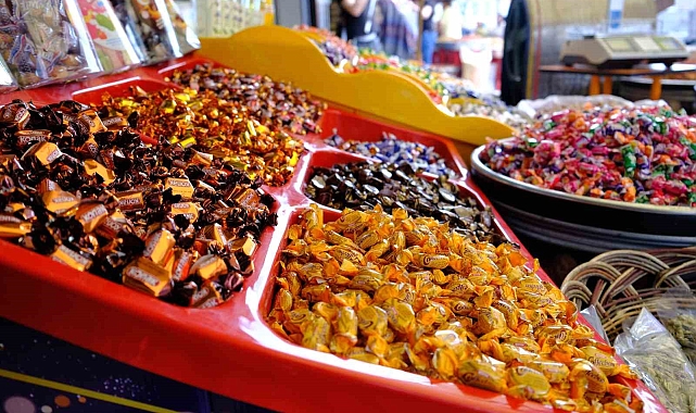 Erzincan'da bayram şekerleri tezgâhları renklendirdi