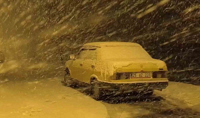 Erzurum Uzundere'de kar yağışı etkili oldu