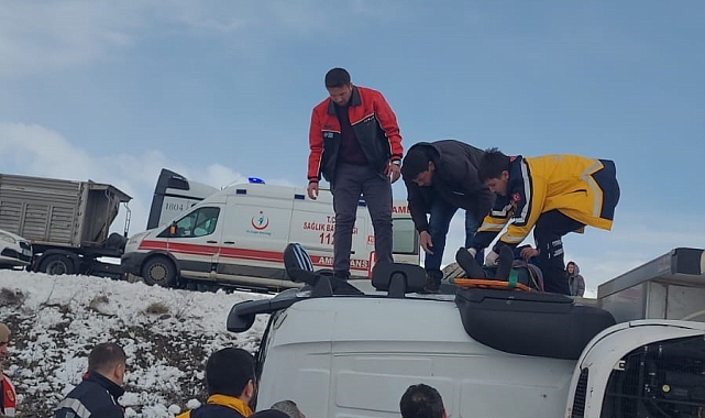 Erzurum'da direksiyon hakimiyetini kaybeden kamyon devrildi