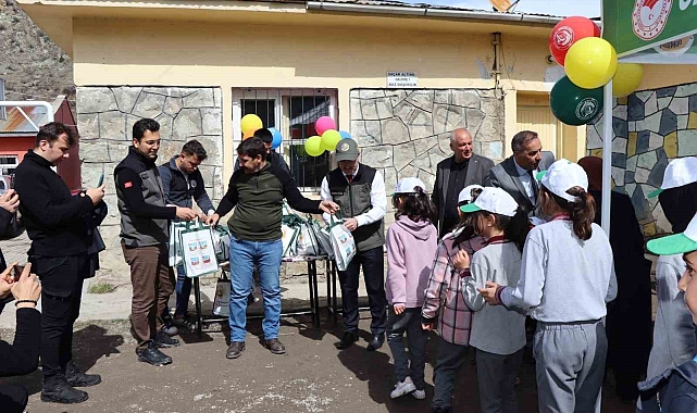 Erzurum'da fidanlar çocukların elinde toprakla buluştu