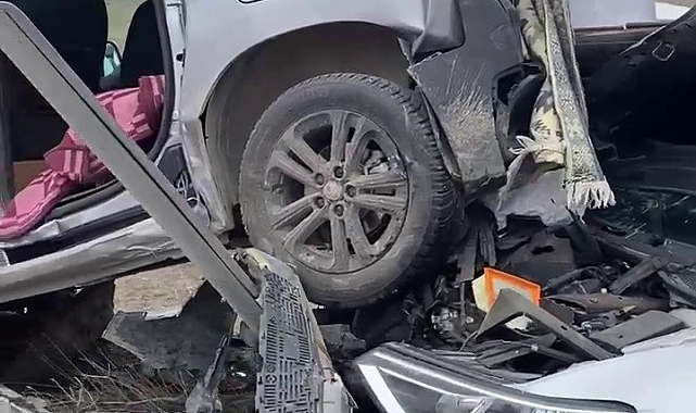 Erzurum'da kontrolden çıkan otomobil park halindeki araca çarptı
