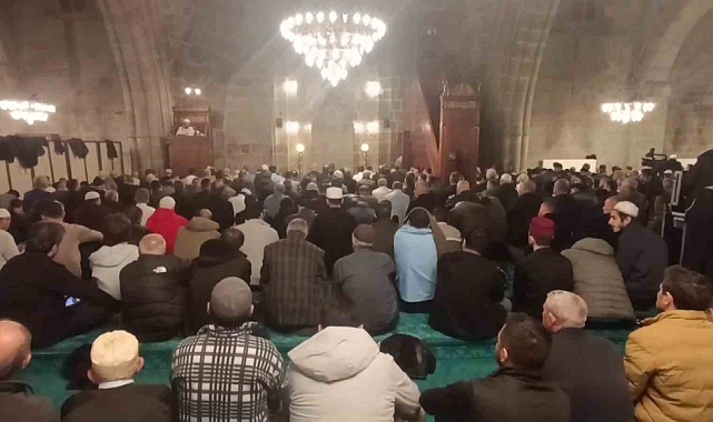Erzurumlular Kadir Gecesi'nde tarihi camilere akın etti