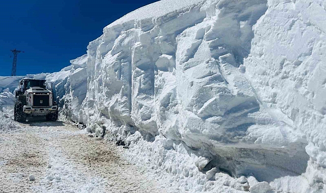 Hakkari'de Mart ayında 3 metreyi bulan kar tünellerinde çalışma
