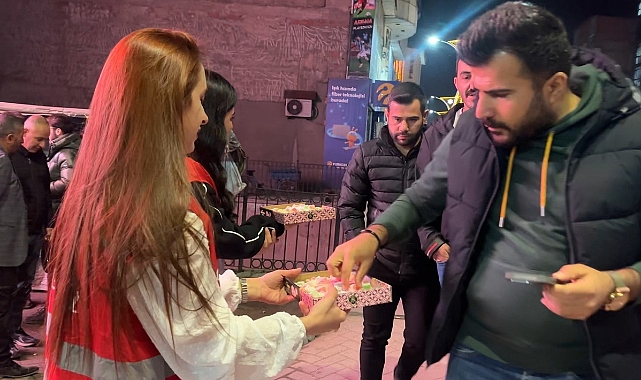 Hakkari'de Türk Kızılay Şubesi, Kadir Gecesi'nde vatandaşlara ikramda bulundu