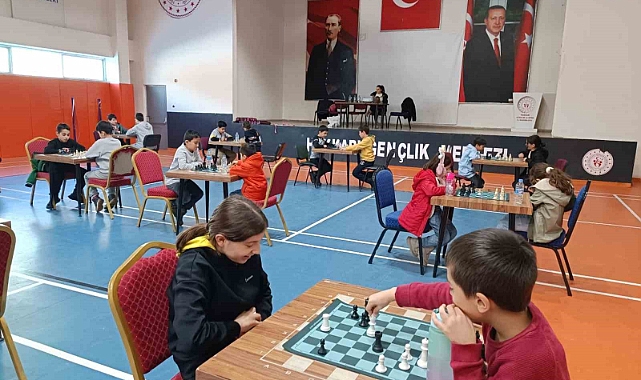 Hakkari Gençlik ve Spor İl Müdürlüğü Satranç İl Şampiyonası heyecanı devam ediyor