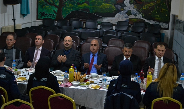 Hakkari Valisi Ali Çelik, cezaevi personeli ile iftar programında buluştu