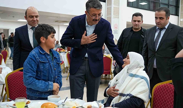 Hakkari Valisi Ali Çelik, iftarda yetimlerle buluştu