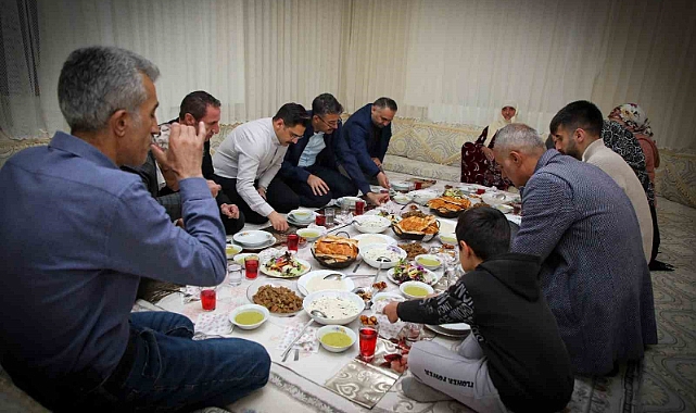 Hakkari Valisi Ali Çelik, Korkmaz ailesinin iftar sofrasına konuk oldu