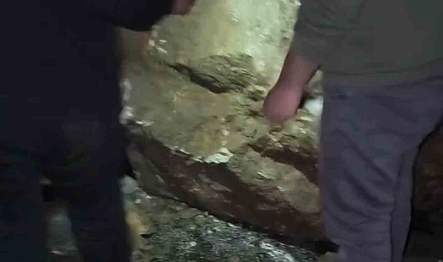Hakkari-Van Karayolu'na düşen kaya parçaları yürekleri ağza getirdi