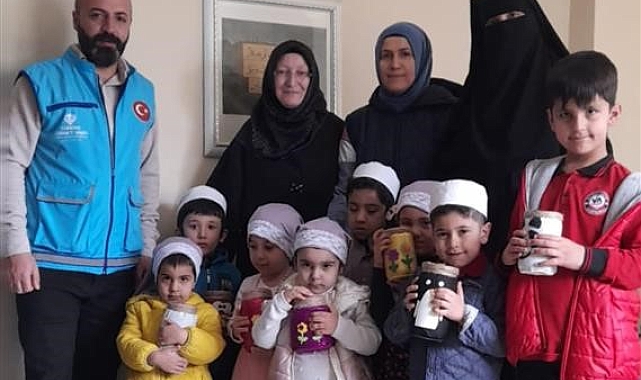 Hakkari'de minik öğrenciler harçlıklarını cami için bağışladılar