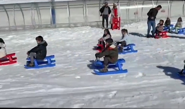 Hakkarili minikler 3 bin rakımda kayak yaptı