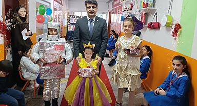 Hamur’daki ilkokulda Çevre Dostu Kostüm Tasarım Yarışması düzenlendi