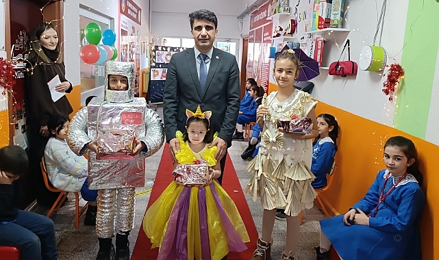 Hamur’daki ilkokulda Çevre Dostu Kostüm Tasarım Yarışması düzenlendi