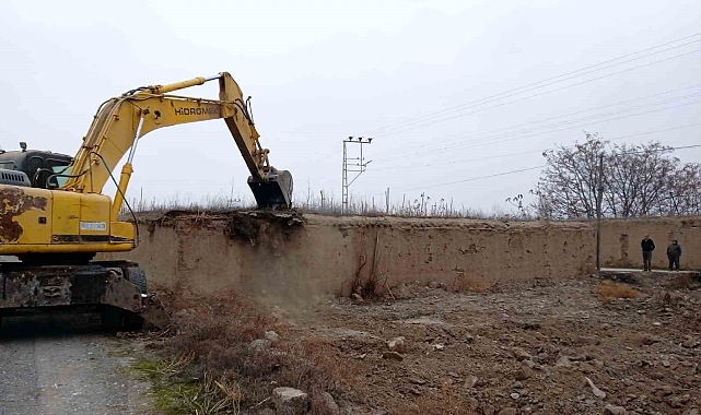 Iğdır'da 179 metruk yapı yıkıldı
