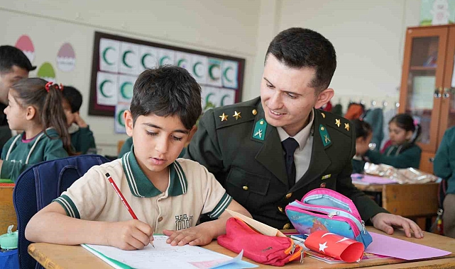 Iğdır'da minikler ilk mektuplarını Mehmetçiğe yazdı