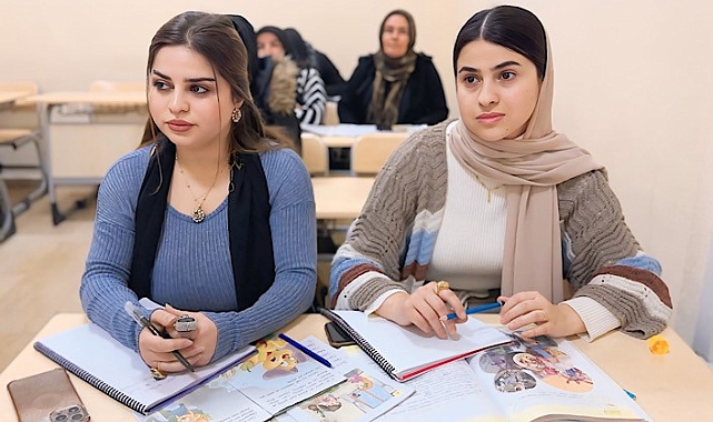 Irak ve İran'dan gelenler Yüksekova'da okuma yazma öğreniyor