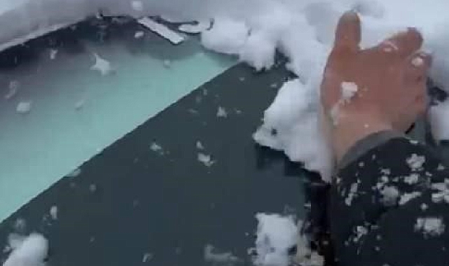Kars-Ardahan karayolunda yoğun kar yağışı etkili oldu; Tırlar yolda kaldı