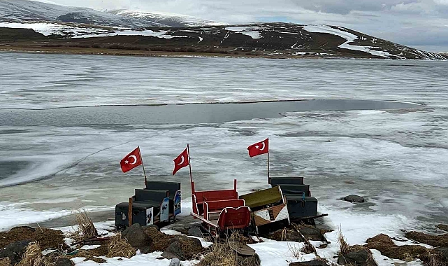 Kars Çıldır Gölü'ndeki buzlar çözülmeye başladı