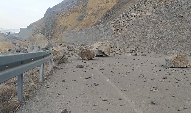 Kars'ta heyelan meydana geldi; karayolu ulaşıma kapandı