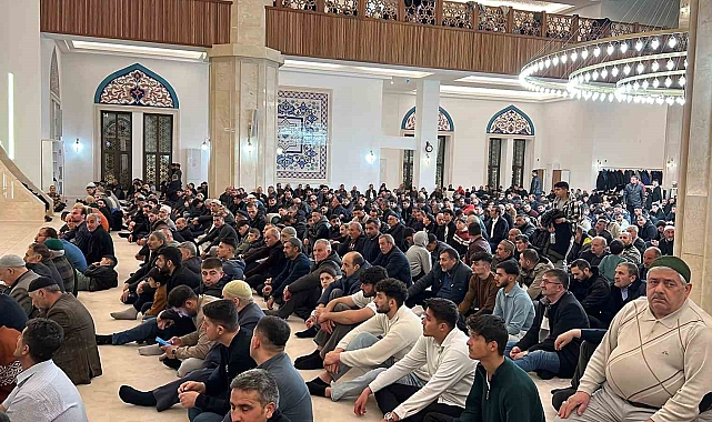 Kars'ta Kadir Gecesi'nde camiler doldu taştı