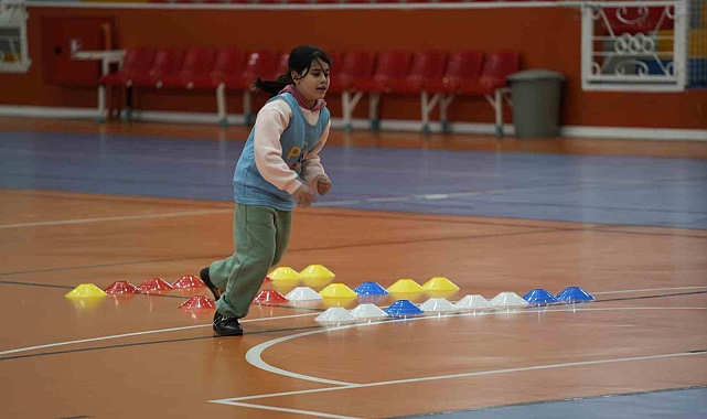 Kars'ta kız çocukları futbol oynayacak