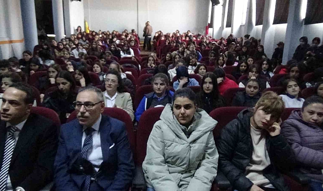 Kars'ta öğrenciler aşık Çobanoğlu'nu andı