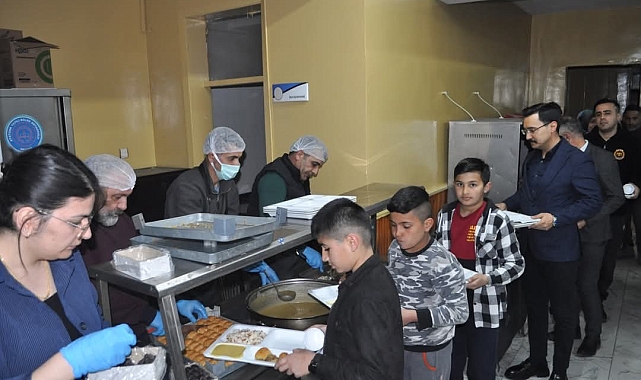 Kaymakam Demirtaş, iftarını öğrencilerle açtı