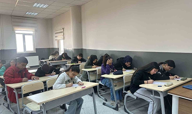 Malatya Büyükşehir Belediyesi 1400 öğrenciye deneme sınavı düzenledi