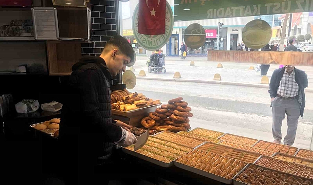 Malatya'da bayram öncesi baklava ustalarının yoğun mesaisi başladı