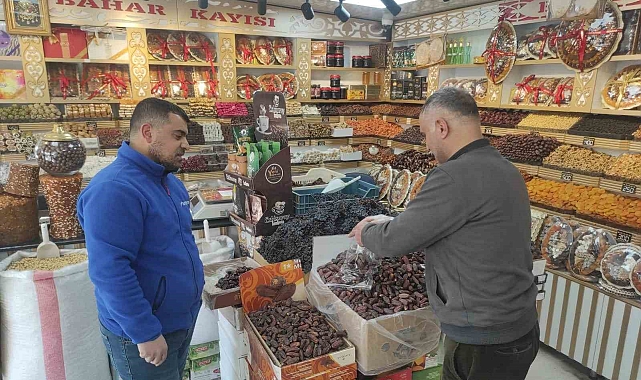 Malatya'da Ramazan ayının vazgeçilmezi hurma tezgahlarda