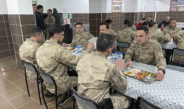 Malazgirt Kaymakamı Göksu Bayram, jandarma personeliyle iftar açtı