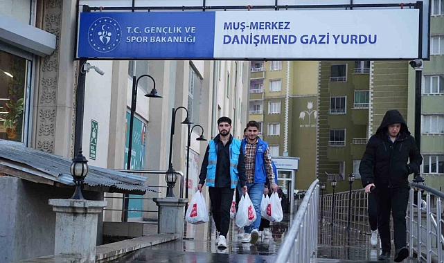 Muş'ta öğrenciler sürücülere iftariyelik dağıttı