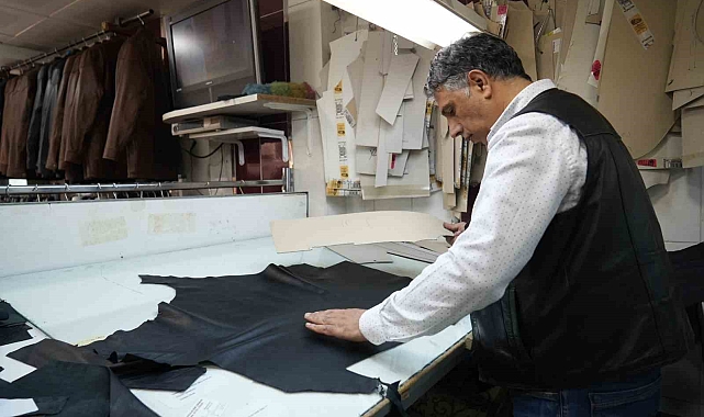 Muş'un 38 yıllık ustası, yıpranan deri montları ilk günkü haline döndürüyor