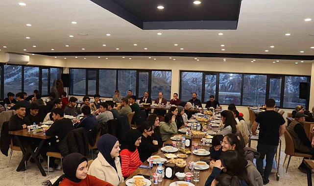 Oltu Kaymakamı'ndan öğrencilere iftar