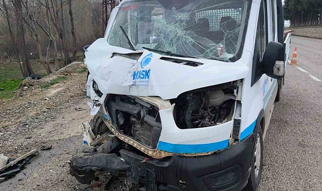 Otomobil ile minibüsün karıştığı kazada 3 kişi yaralandı