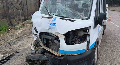 Otomobil ile minibüsün karıştığı kazada 3 kişi yaralandı