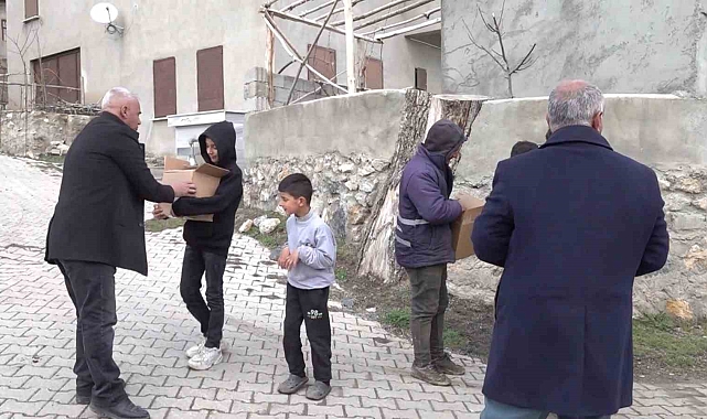 Polis memurundan dar gelirli ailelere bayram şekeri